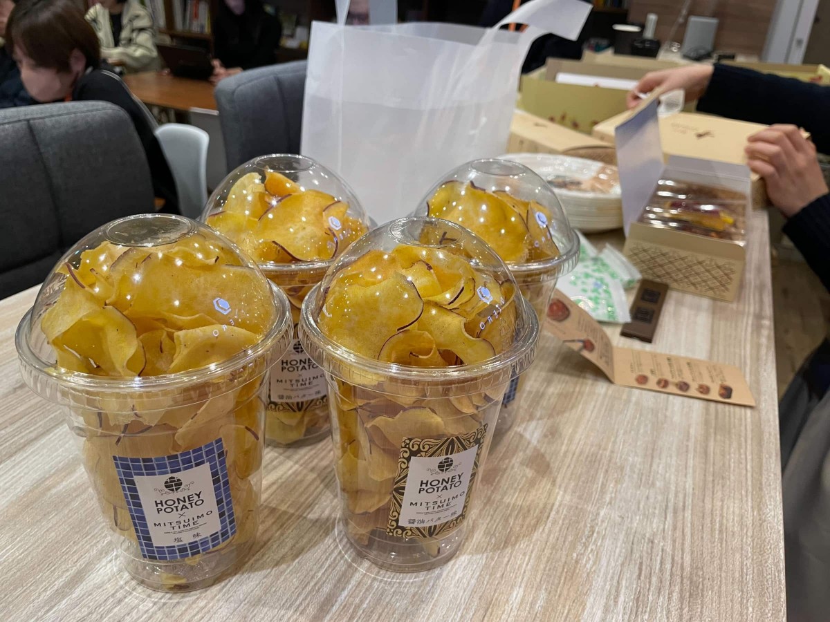 ミツイモタイムの芋チップス(塩・バター醤油味)、各味2カップずつがカウンターに置いてある画像