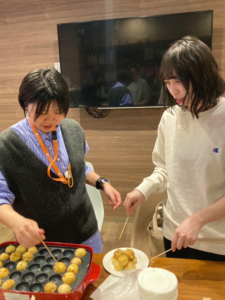 左からたこ焼きを焼く石川さん、諸富さん