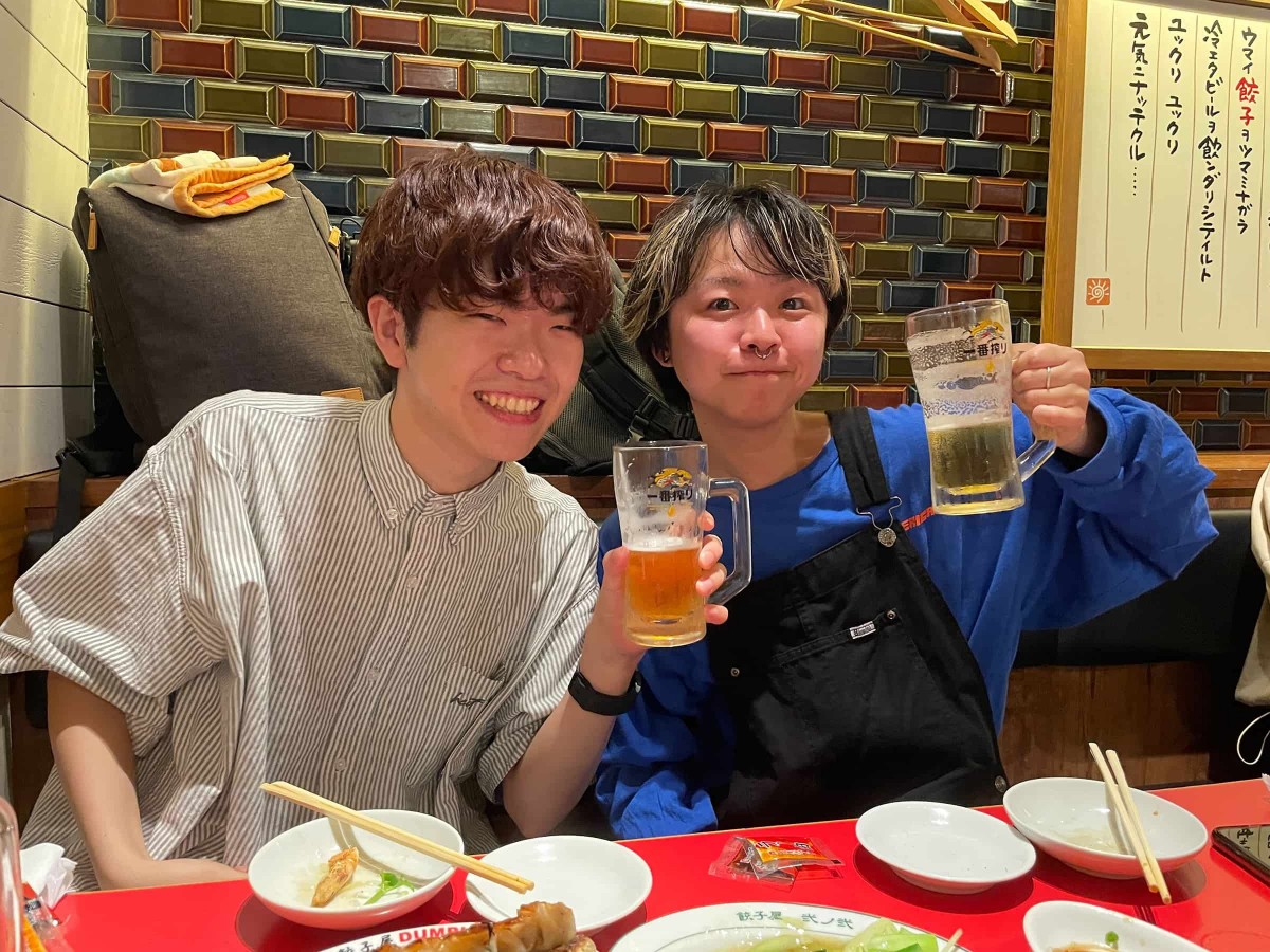 ビールで乾杯する木暮さんと北薗さん