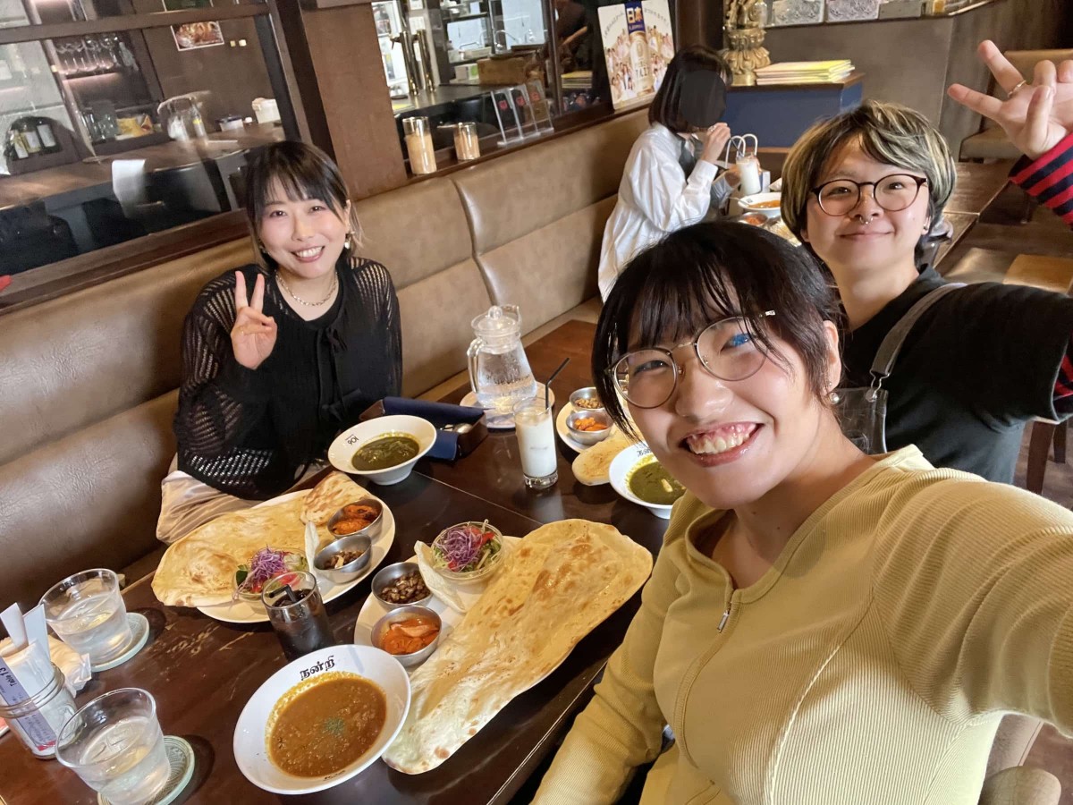 カレーを前にピースしている「ゆるカレー部」メンバー
