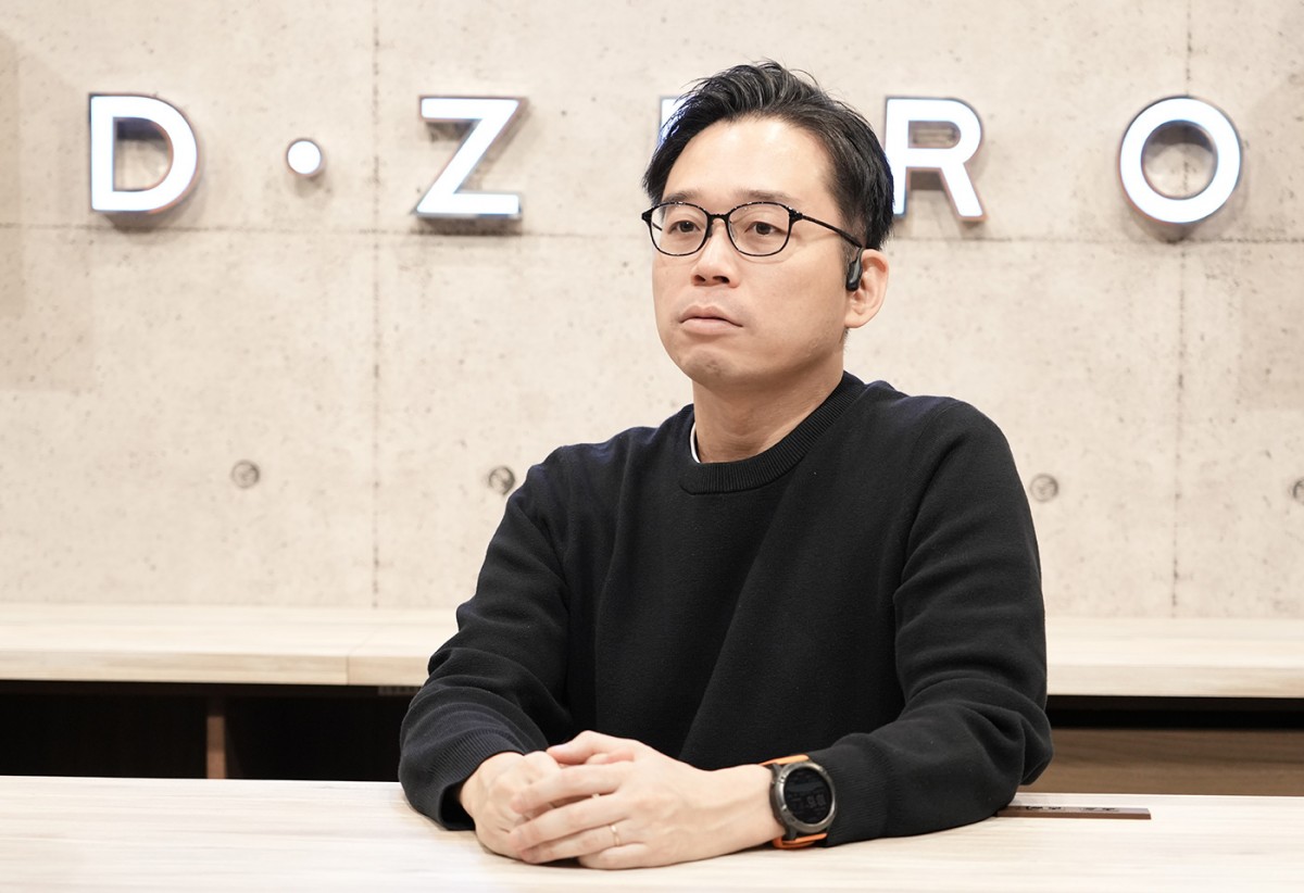 ディーゼロ新代表 谷口晋也 がカウンター越しに自己紹介している様子