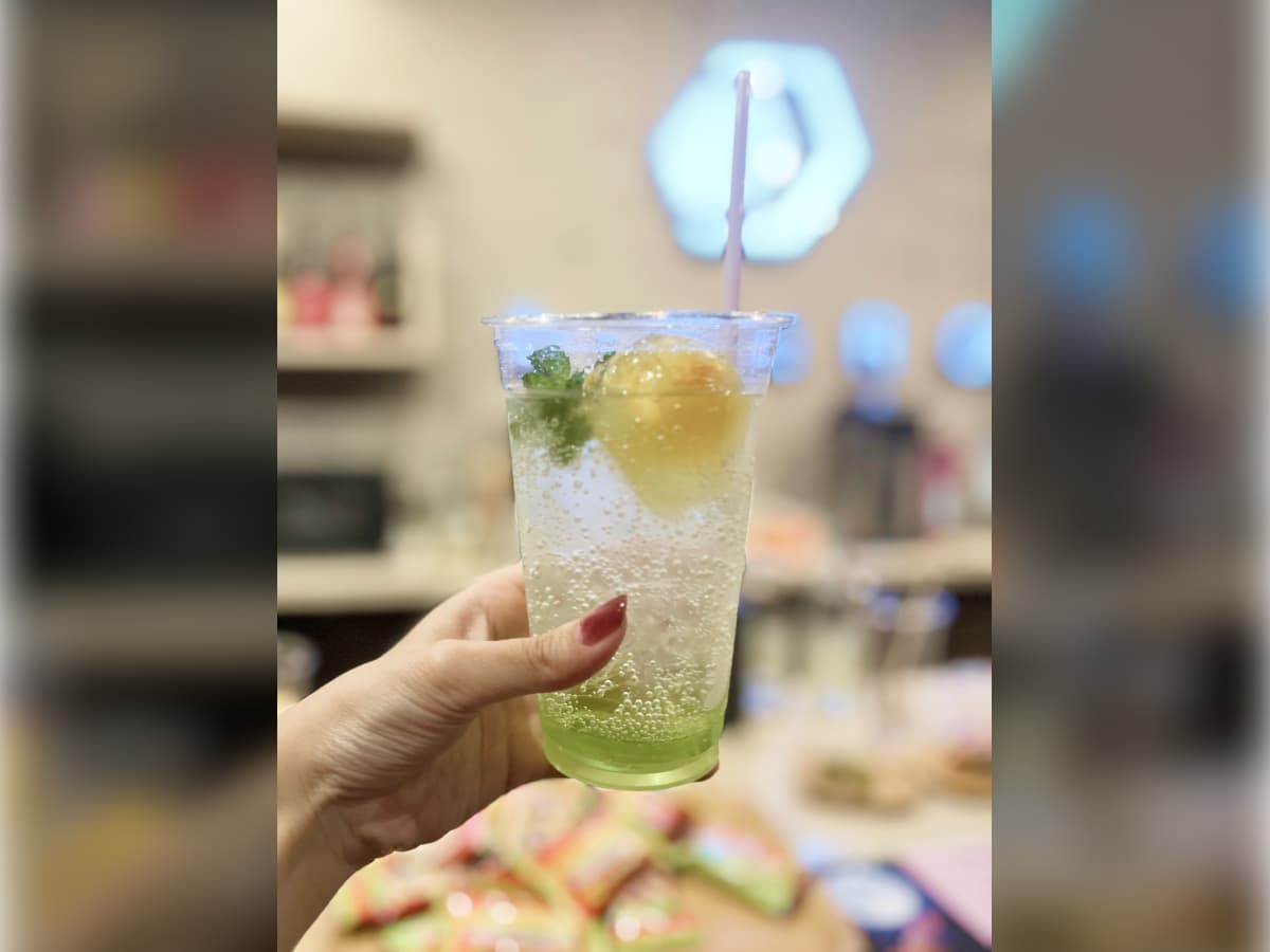 お月見Barで提供されたカクテルを手に持っている様子。