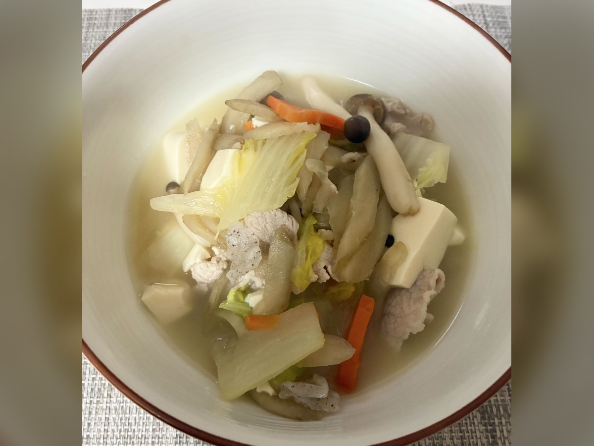 しめじ、にんじん、豚肉、豆腐、白菜などが入った鍋が器に盛られている写真。